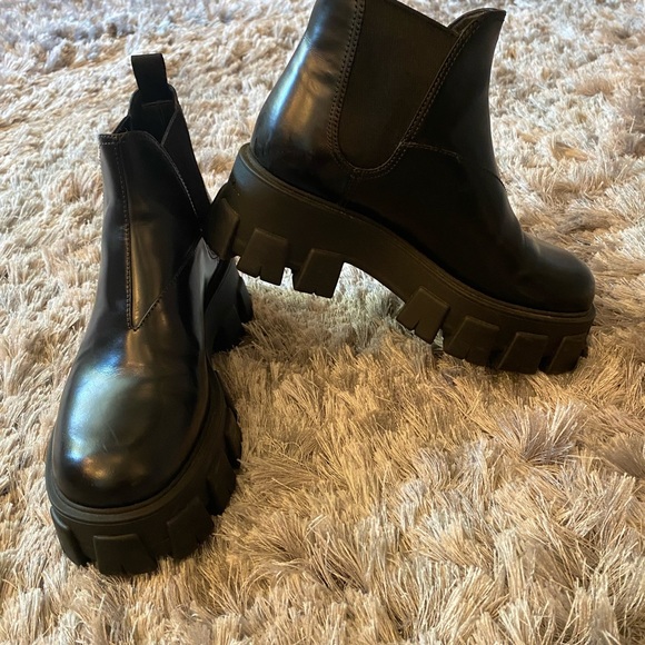 Prada - Picture 5 of 7